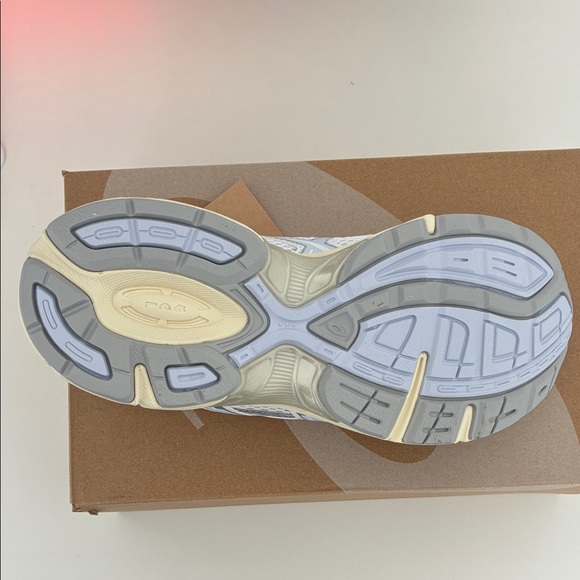 ASICS MEN White and Gray Athletic Shoes - Picture 6 of 6